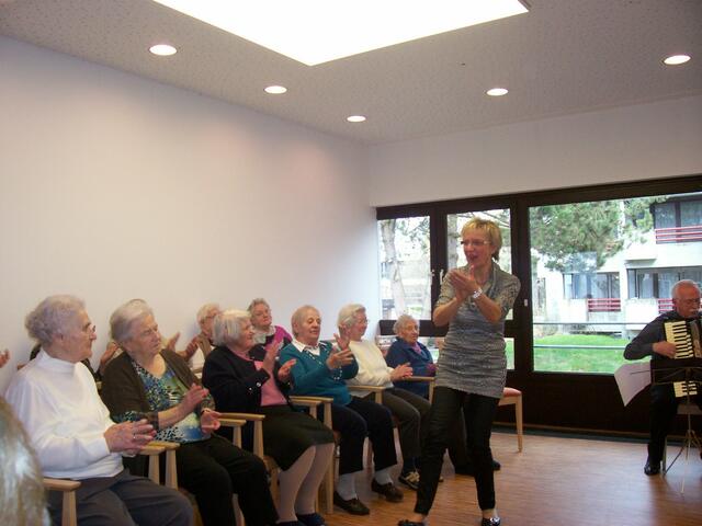 Betreuungsmanagerin Renate Fritsch mit den Heimbwohnern.