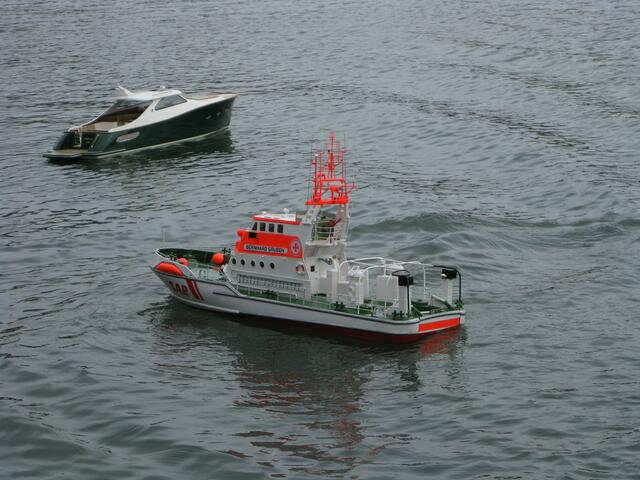 SRK "Bernhard Gruben" und die Motoryacht "Marinetic C40".