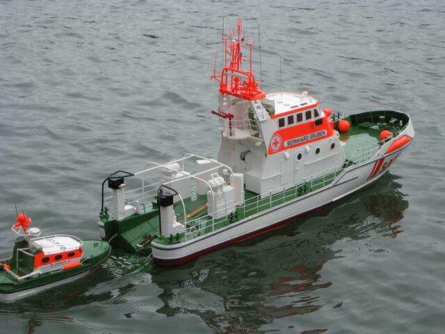 SRK "Bernhard Gruben" holt sein Tochterboot "Johann Fidi" an Bord.