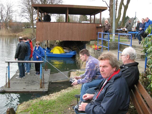 Volle Konzentration beim Steuern der Modelle auf dem Hohnhorstsee.
