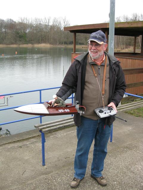 Ein stolzer Modellbauer mit seinem Neubau: Reinhard Jahns mit der Spitfire VO-60.