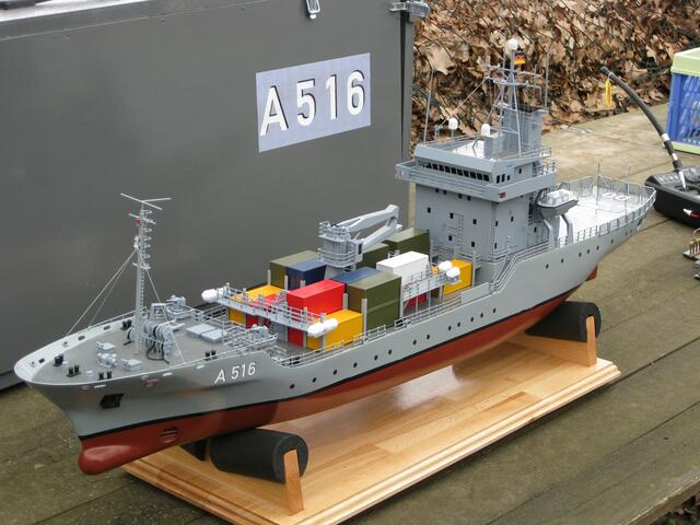 Auch ein Neubau: Tender "Donau" der Deutschen Marine in 1:100.