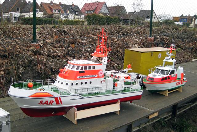Die DGZRS Seenotrettungsflotte, links SRK "Bernhard Gruben", rechts SRB "Hecht".