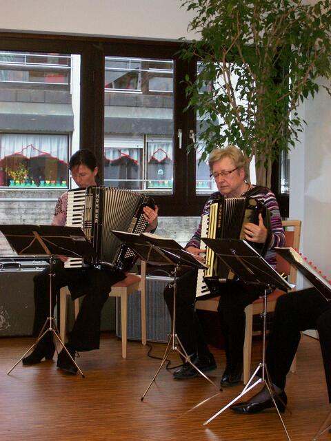 rechts im Bild: HANNE HEIM