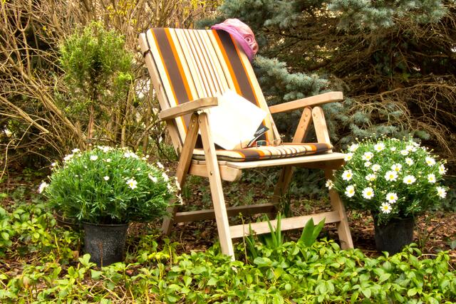 Auch wenn mein Lieblingsplatz ein "wildes" Eckchen im Garten ist, ich liebe ihn. Aber ich brauche einen Hut, der vor der Sonne schützt. Ein Strandkorb wäre ideal.