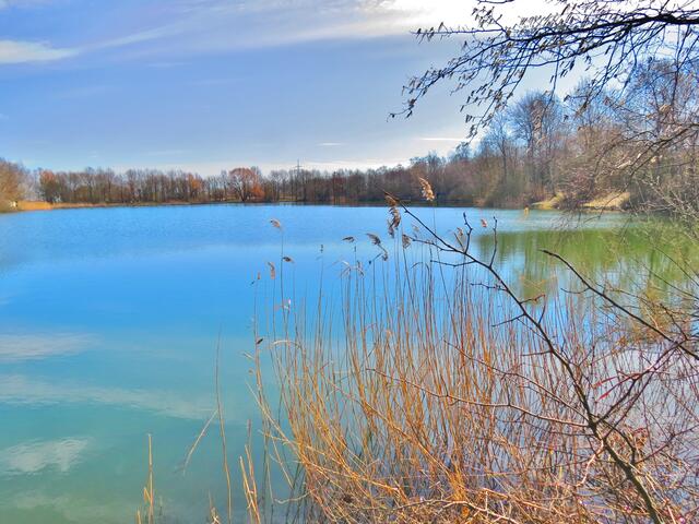 Das Blaue vom Himmel reflektiert im grünen Wasser.