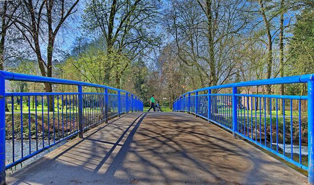 Brücke über den Neumagen im Kurpark