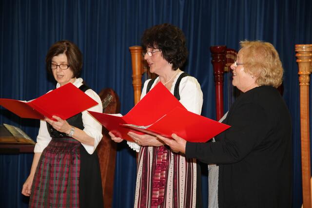 Singen sich durch´s ganze Zusamtal: Die drei Damen vom „trio laetitia“, Margarethe Zahn (von links), Anneliese Gärtner und Irmgard Stallauer.
