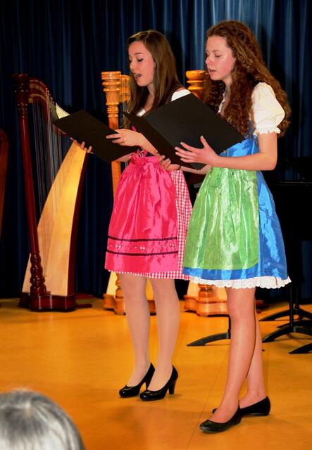 Hübsche, schwäbische Mädla, die auch noch gut singen können sind Anna-Lena Mader (links) und Juliane Stauch (rechts).