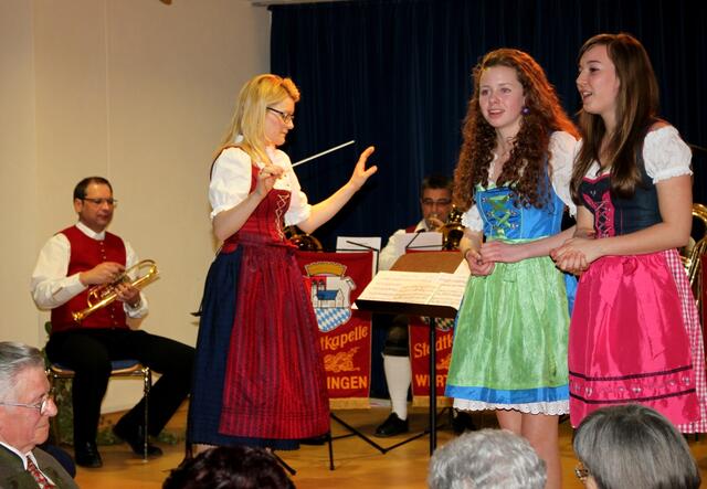 Die Chefin der "Wertinger Blasmusik" Heike Mayr-Hof holte zur Verstärkung für das Lied "Rehragout" die Sängerinnen Juliane Stauch (links) und Anna-Lena Mader (rechts) auf die Bühne.