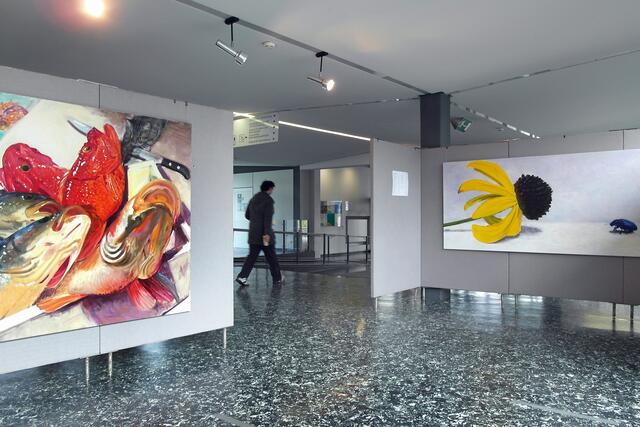 Die großformatig-figurativen Ölgemälde werden im Atrium des Rathauses gezeigt.