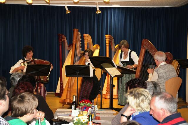 Die Saitenmusik "MIRA" mit v. l. Anneliese Gärtner, Margarete Zahn, Ilse Ahnert und Rudi Ahnert sind ein Paradebeispiel für die musikpädagogische Arbeit der Musikschule Wertingen, in der nicht nur Kinder und Jugendliche, sondern vermehrt auch Erwachsene unterrichtet werden.
