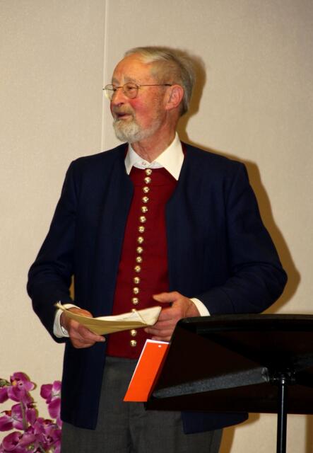 Das Wertinger Urgestein, Alfred Sigg, unterhielt das Publikum im vollbesetzten Saal der Musikschule mit kurzweiligen Geschichten und Anekdoten.