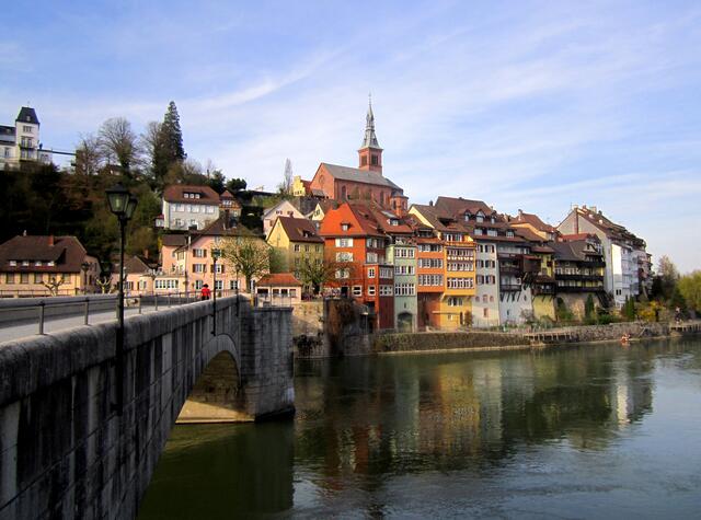 Über den Rhein führt eine Brücke zum wesentlich kleineren Teil der Altstadt auf der deutschen Seite.