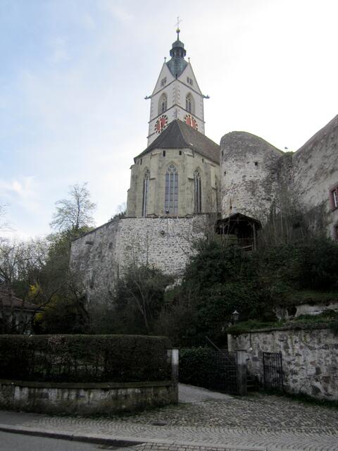 Unterhalb der Burgruine stehen die 1479 erbaute Stadtkirche und das Pfarrhaus.