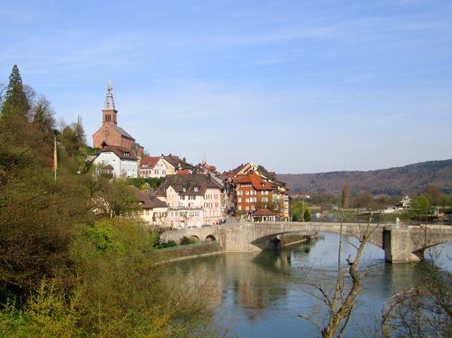 Über den Rhein führt eine Brücke zum wesentlich kleineren Teil der Altstadt auf der deutschen Seite.