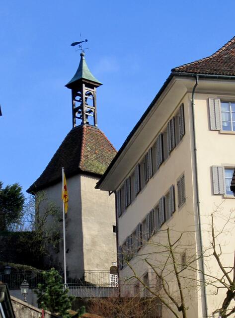 Die malerischen Städtchen sind bekannt für seine mittelalterlichen Ortskerne, mit den engen Gässchen, Türmchen, Nasenschilder, Brunnen und dem Rhein.