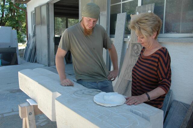 Ferdinand Walter und Barbara Quintus mit einem kleinen Gipsmodell des Kinderkopfes