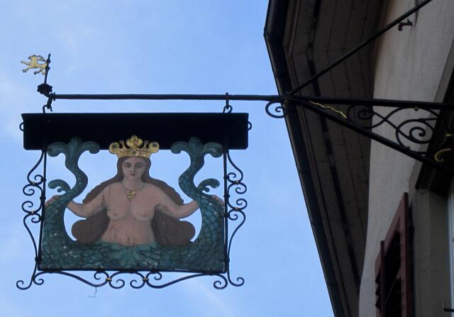 Die malerischen Städtchen sind bekannt für seine mittelalterlichen Ortskerne, mit den engen Gässchen, Türmchen, Nasenschilder, Brunnen und dem Rhein.