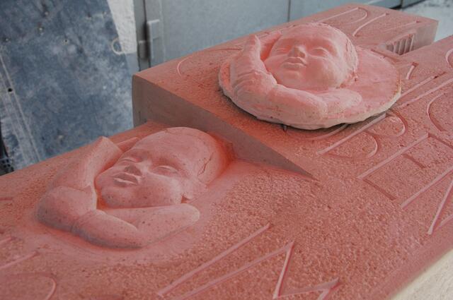 Der rote Sonnenschirm läßt den Stein rot wirken