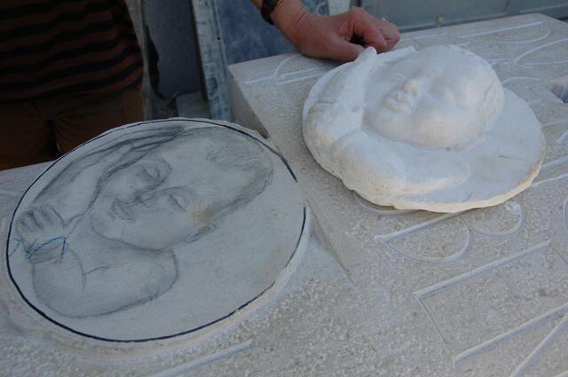 F. Walter hat den Kinderkopf aufgezeichnet und muß ihn jetzt nur noch rausmeißeln