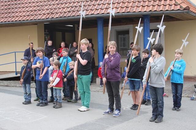 Rechts die Knappen (Elf- bis 14-Jährige), die jüngste unter den historischen Gruppen. Sie sind seit 2009 mit historischem Gewand und Hellebarden ausgerüstet.
