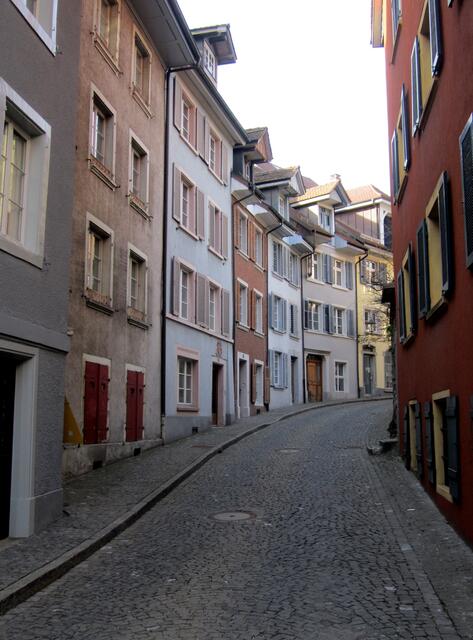 Die malerischen Städtchen sind bekannt für seine mittelalterlichen Ortskerne, mit den engen Gässchen, Türmchen, Nasenschilder, Brunnen und dem Rhein.