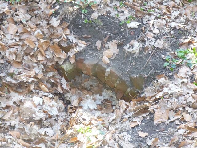 Fragment des Abwasserkanals, früher konnte man in ihm gebückt gehen, führte zum Badehaus.