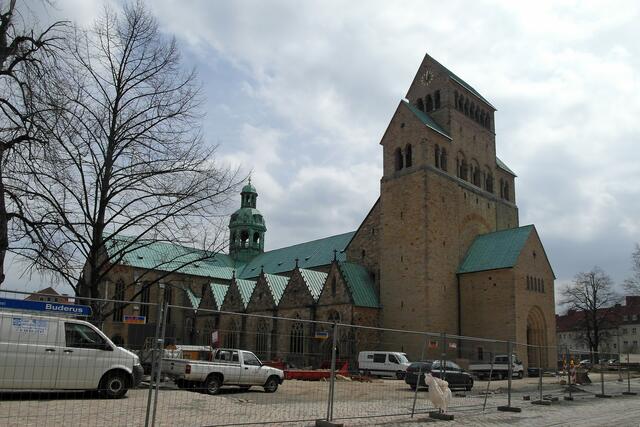 Der Dom, der im Laufe der Jahrhunderte mehrfach stilistisch umgebaut worden war, wurde am 22. März 1945 fast vollständig zerstört. Sein Wiederaufbau erfolgte in den Jahren von 1950 bis 1960.