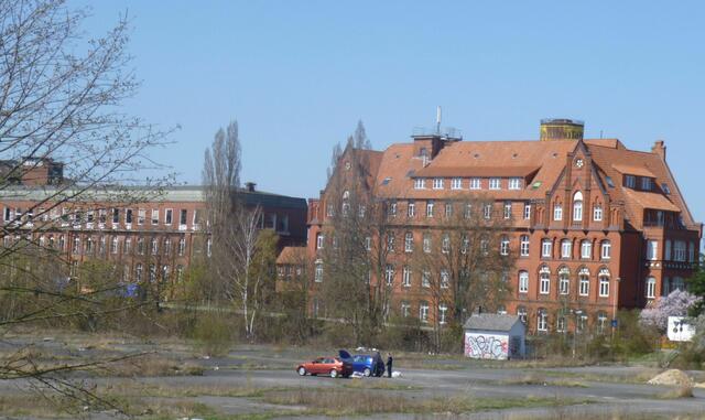 Seit 1899 hier Standort und Produktion,  im Jahr 2000  Stilllegung des Conti-Werks Limmer, 2009 Teilabriss der Produktionsanlagen.