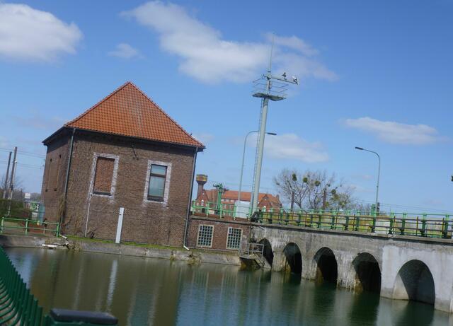 Schleuse Limmer mit Schleusenwärterhäuschen.
