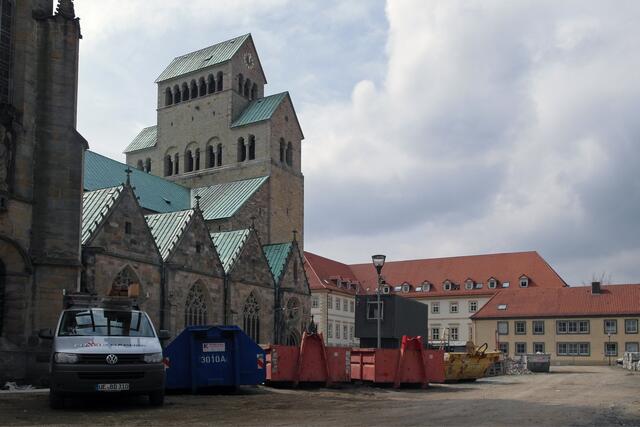Das Baugelände zwischen dem Dom und dem Gebäude des Generalvikariats (Bildmitte)