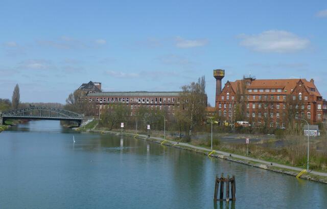 Heutiger Blick von der Brücke an der Schleuse Limmer auf das Conti-Werksgelände.