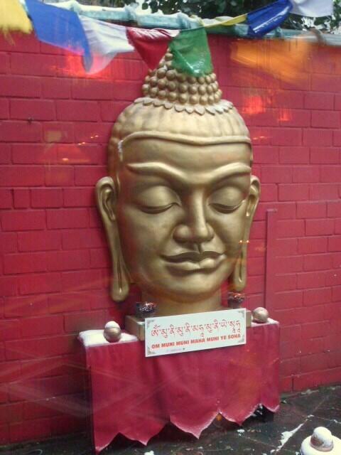 Buddha-Verehrung und Gebetsfahnen