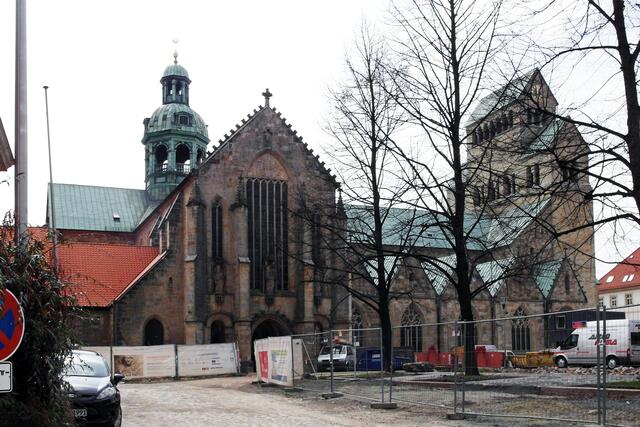 Bauarbeiten vor dem nördlichen Seitenschiff des Domes
