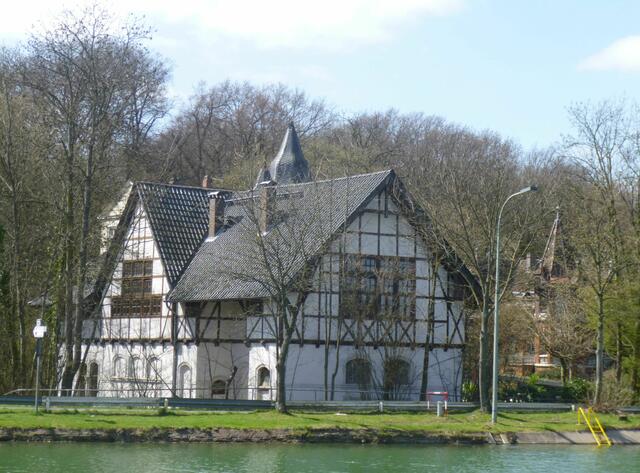Grundstücke Am Limmerbrunnen 11 (Vordergrund links) und 14 (Hintergrund rechts) vom Kanal aus gesehen.