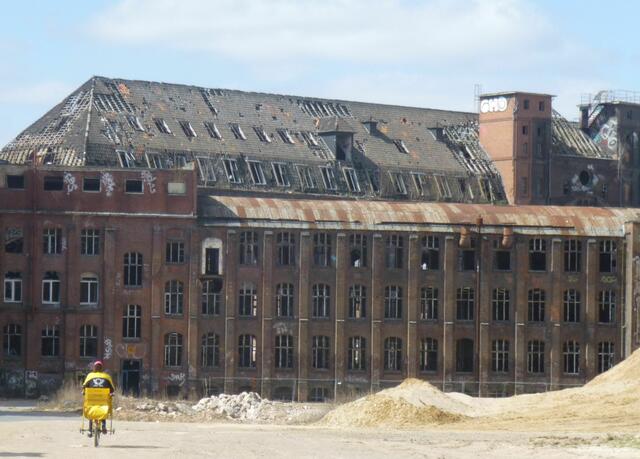 Noch stehende Produktionshallen.