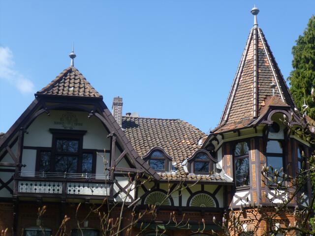 Giebel mit viel Holz und Jugendstil-Verzierungen, Am Limmerbrunnen 14.