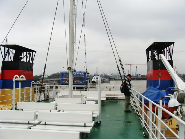 Auf dem Oberdeck mit zwei "Abgasrohren"