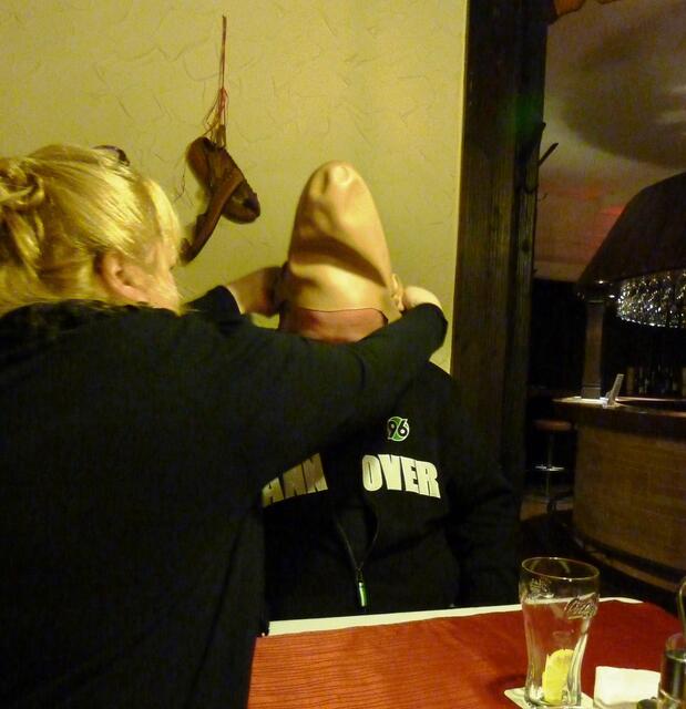 Silke hat Stefan etwas ganz Besonderes mitgebracht.