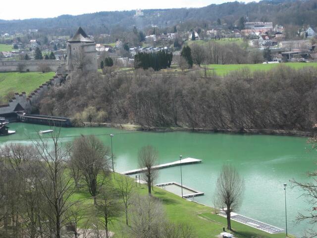 Blick auf den wunderbaren grünen In ......... mit Wehrmauer zur Burg ...