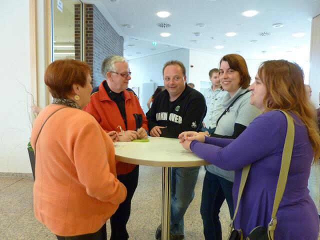 In der Pause findet ein lebhafter Austausch statt: Rashia Narih, Holger Finck, Stefan Kaiser, Heike L., Sigrid Nowarra (von links)