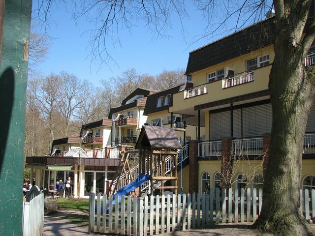 Hinterer Teil vom Hotel mit Terasse zum See