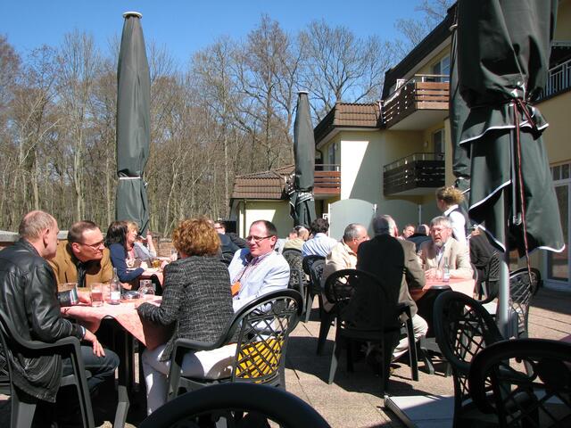 Gemeinsames Mittagessen auf der Terasse