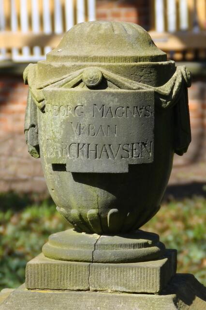 ... auf dessen kleinen Friedhof nicht nur dieser steinerne Zeuge alter Zeiten zu entdecken ist ...