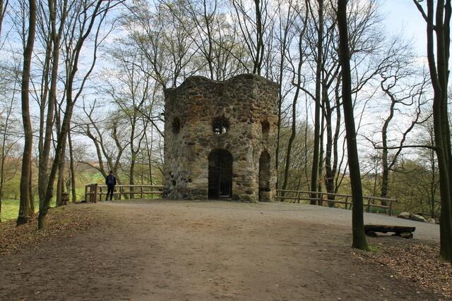 ... zum Hexenturm auf der Düne - einer "inszenierten Ruine" ...