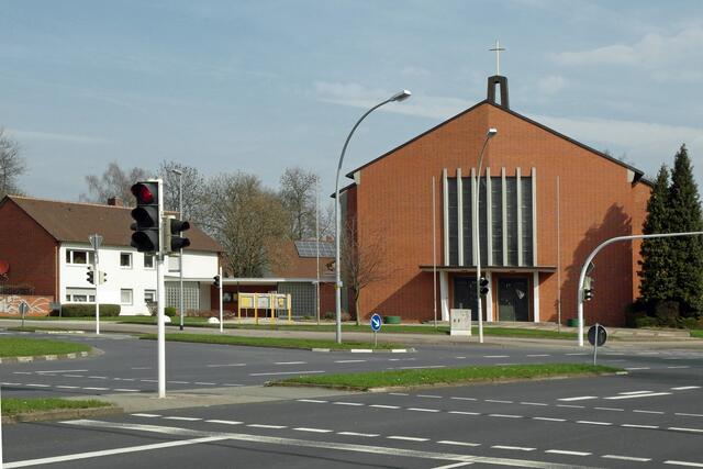 Pfarrkirche St. Joseph (von 1957) und Pfarrhaus (von 1960) an der Suthwiesenstraße in Salzgitter-Lebenstedt