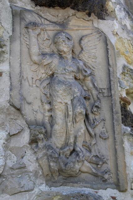 Steine eines alten Klosterflügels wurden mit im Turm verbaut - so wie hier der Erzengel Michael ...