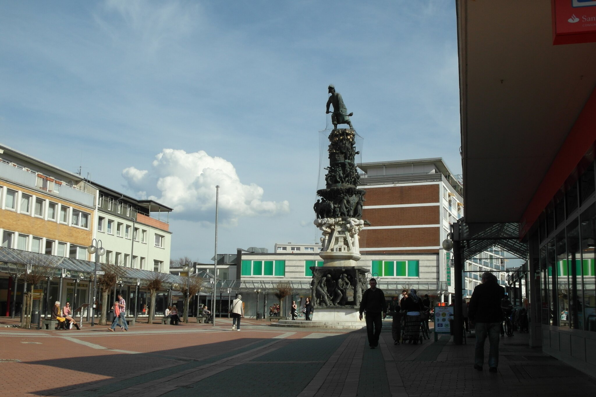 Stadtmonument in Salzgitter In Marmor gehauene und in Bronze gegossene