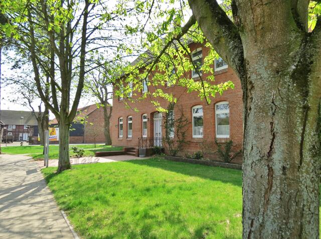 rechts, altes Pfarrhaus wird Rathaus.